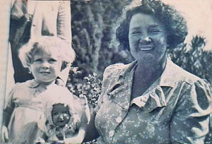 Ruby Henderson with daughter Julie 1943